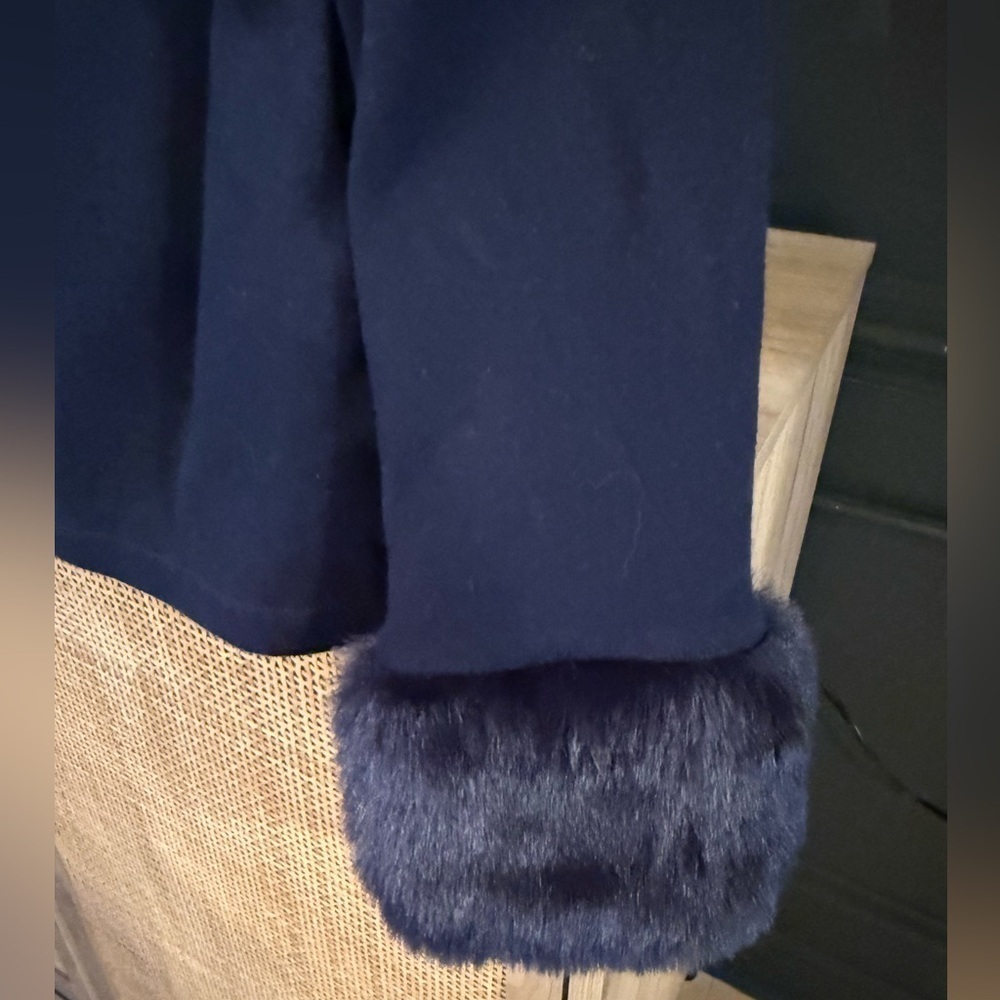 Janie and Jack • 3T • Navy Shirt w/ faux fur cuff sleeve and bow at shoulder - Picture 4 of 4